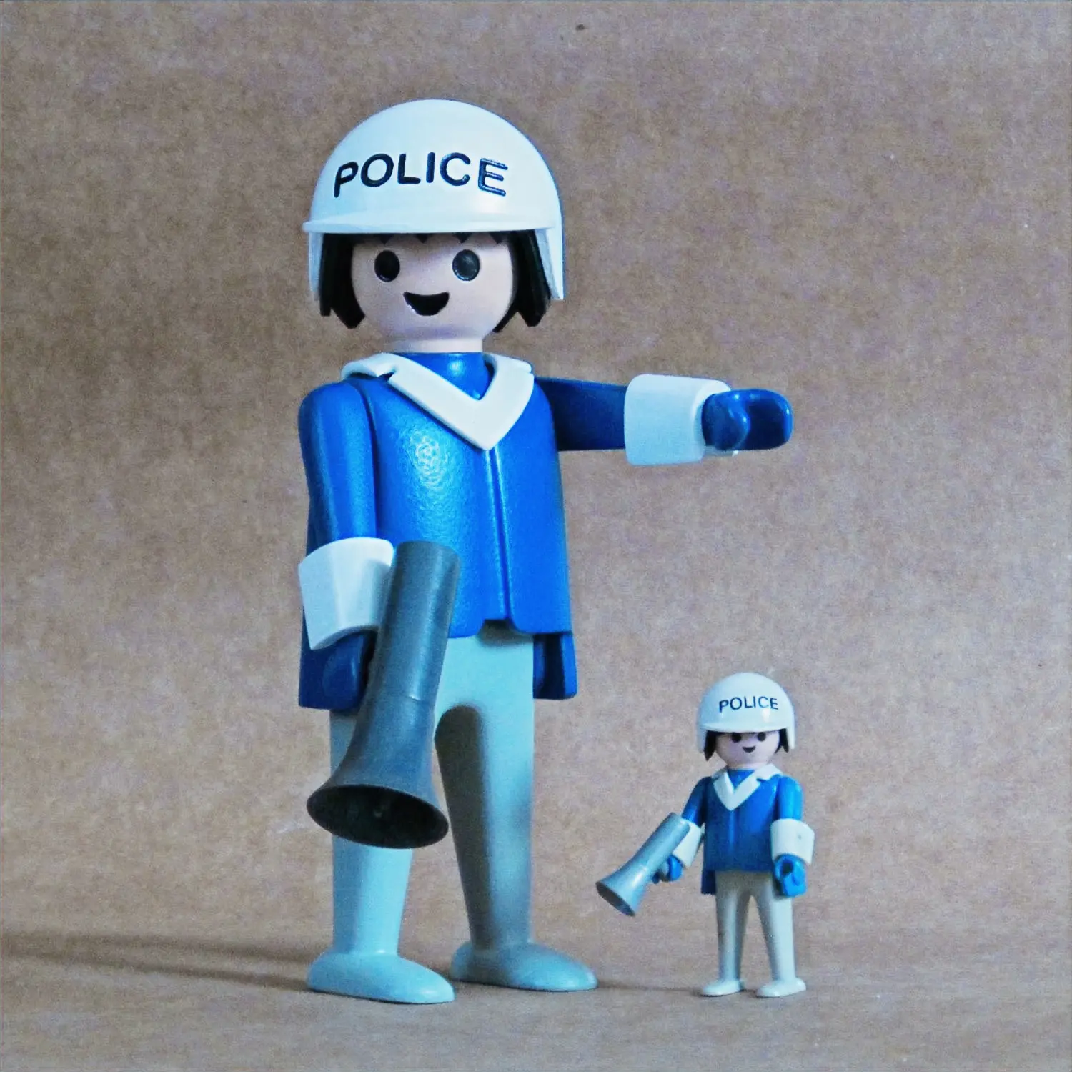 Gigante Policial - 20 cm
