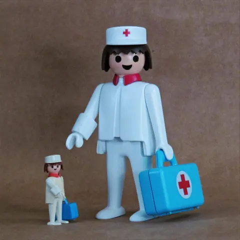 Médico Gigante - 20 cm