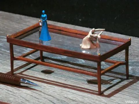 Mesa de Centro com Estatuetas