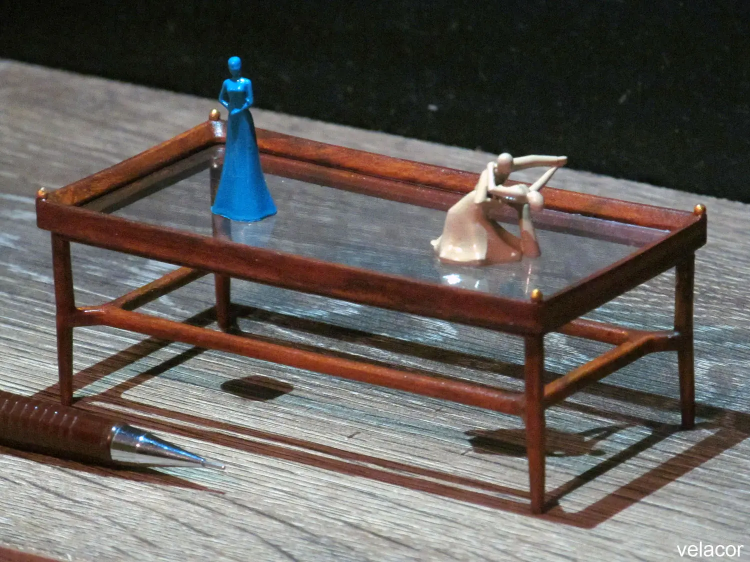 Mesa de Centro com Estatuetas